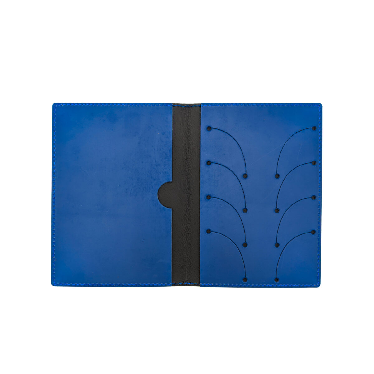 Étui de carte grise en cuir recyclé, élégant et résistant, conçu pour protéger et organiser vos documents. Personnalisation par embossage sur une zone de marquage de 100 x 100 mm.