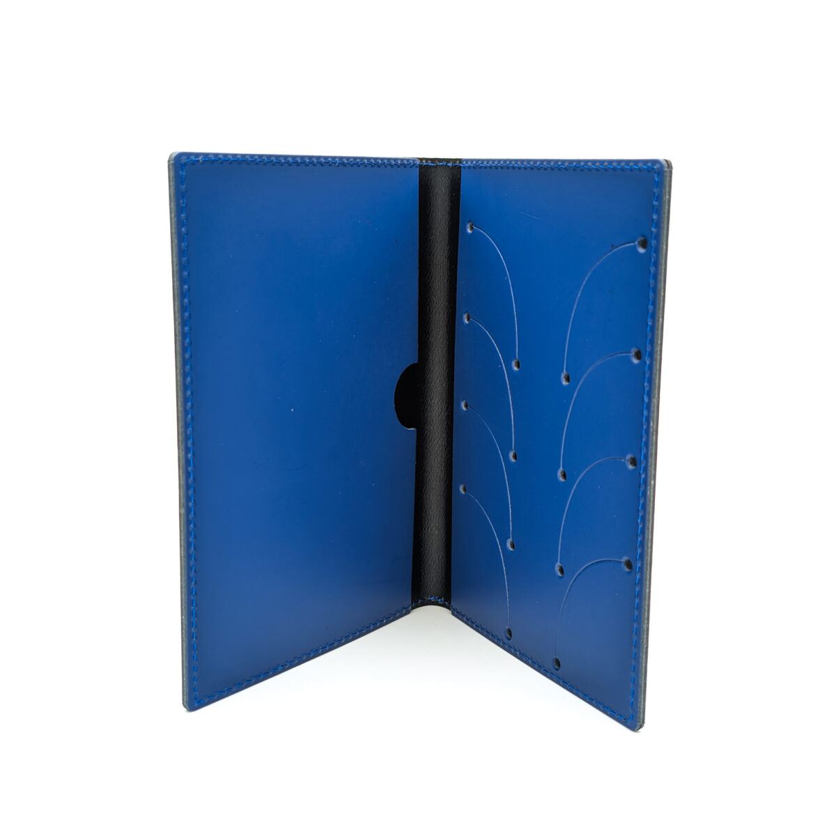 Étui de carte grise en cuir recyclé, élégant et résistant, conçu pour protéger et organiser vos documents. Personnalisation par embossage sur une zone de marquage de 100 x 100 mm.
