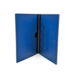 Étui de carte grise en cuir recyclé, élégant et résistant, conçu pour protéger et organiser vos documents. Personnalisation par embossage sur une zone de marquage de 100 x 100 mm.