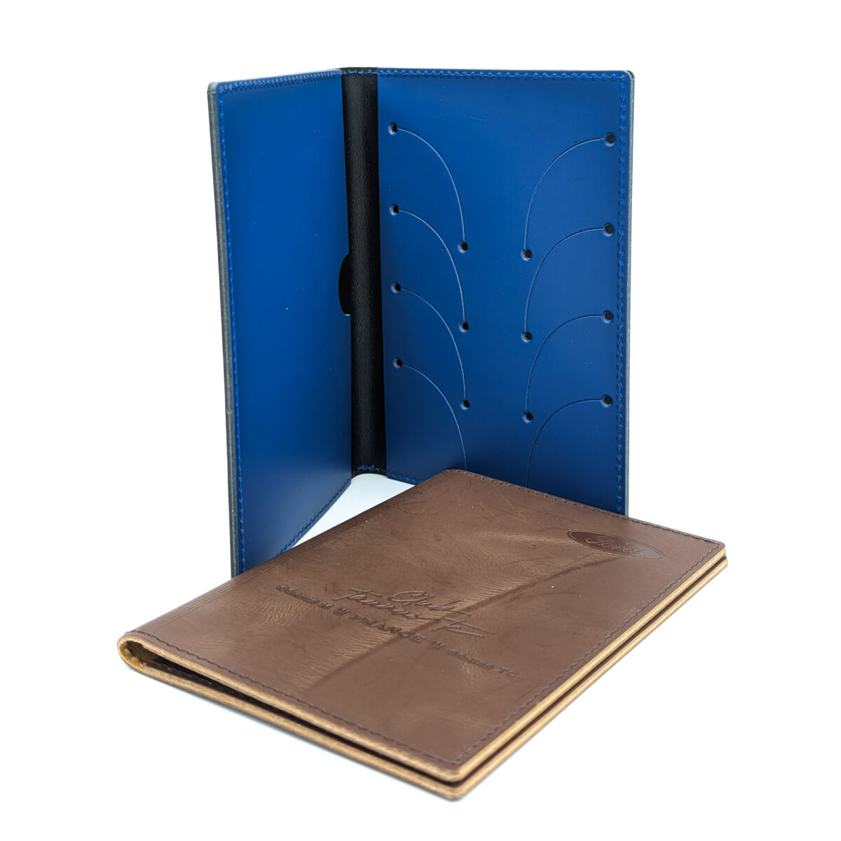 Étui de carte grise en cuir recyclé, élégant et résistant, conçu pour protéger et organiser vos documents. Personnalisation par embossage sur une zone de marquage de 100 x 100 mm.