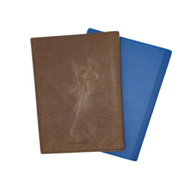 Étui de carte grise en cuir recyclé, élégant et résistant, conçu pour protéger et organiser vos documents. Personnalisation par embossage sur une zone de marquage de 100 x 100 mm.