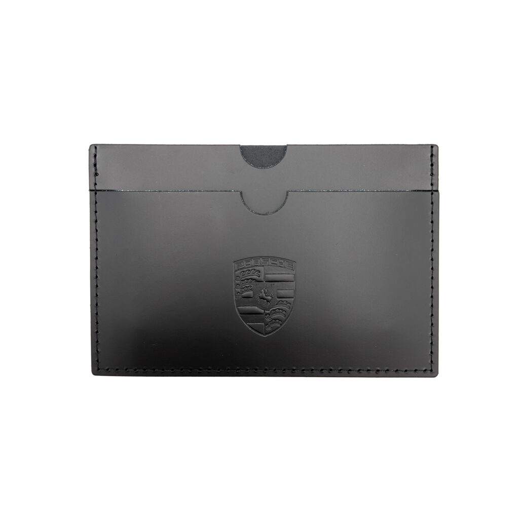 Étui de carte grise en cuir recyclé, élégant et résistant, conçu pour protéger et organiser vos documents. Personnalisation par embossage sur une zone de marquage de 100 x 100 mm.