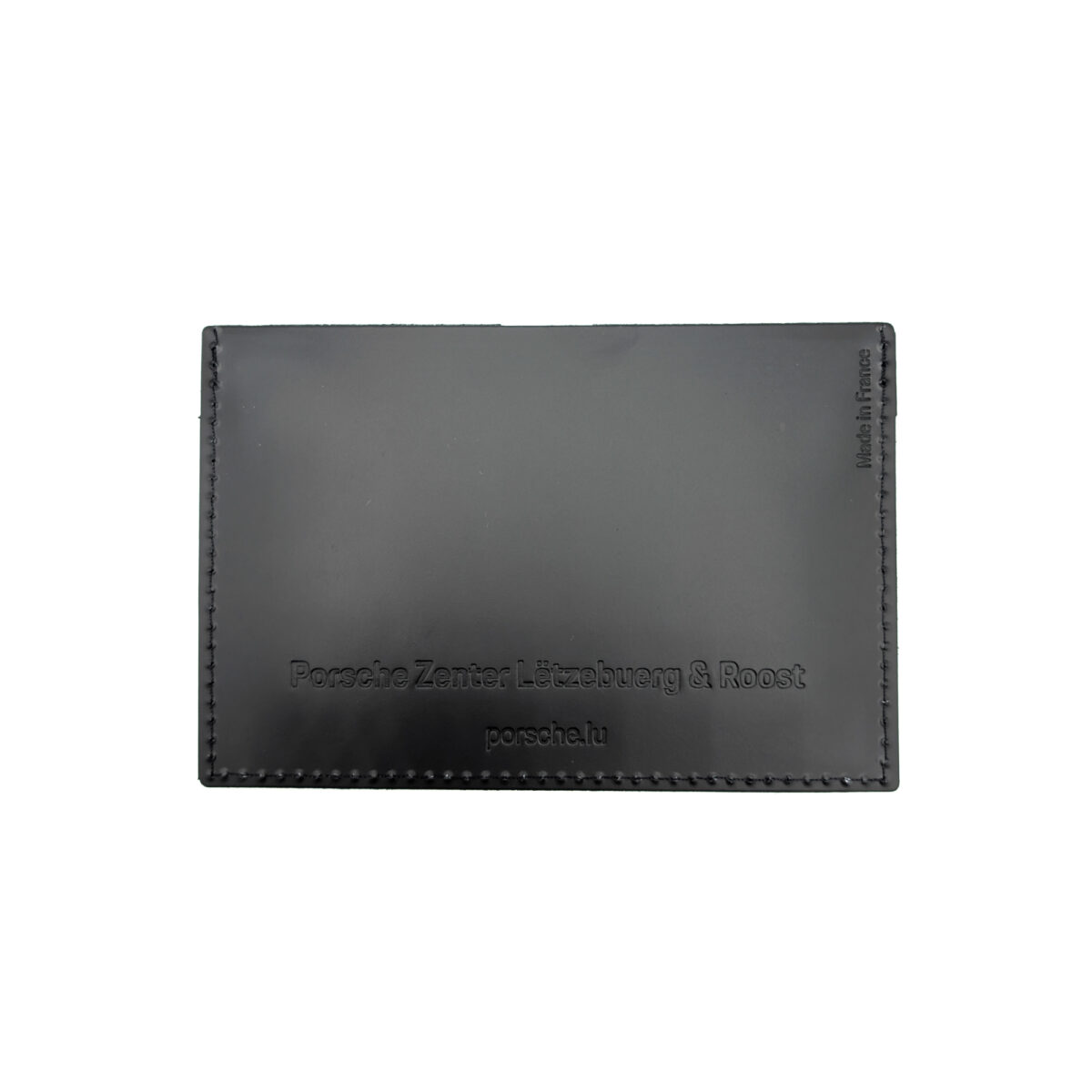 Étui de carte grise en cuir recyclé, élégant et résistant, conçu pour protéger et organiser vos documents. Personnalisation par embossage sur une zone de marquage de 100 x 100 mm.