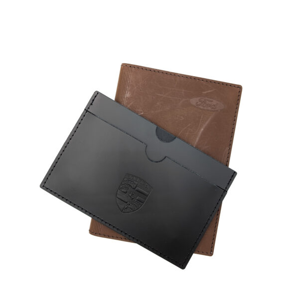 Étui de carte grise en cuir recyclé, élégant et résistant, conçu pour protéger et organiser vos documents. Personnalisation par embossage sur une zone de marquage de 100 x 100 mm.