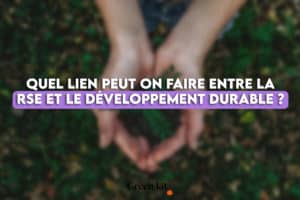 Une main tenant une feuille avec les mots lien et développement durable.