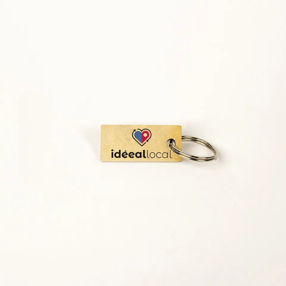 Un Porte-clés rectangle en bois personnalisable et français avec le mot idealocal dessus.