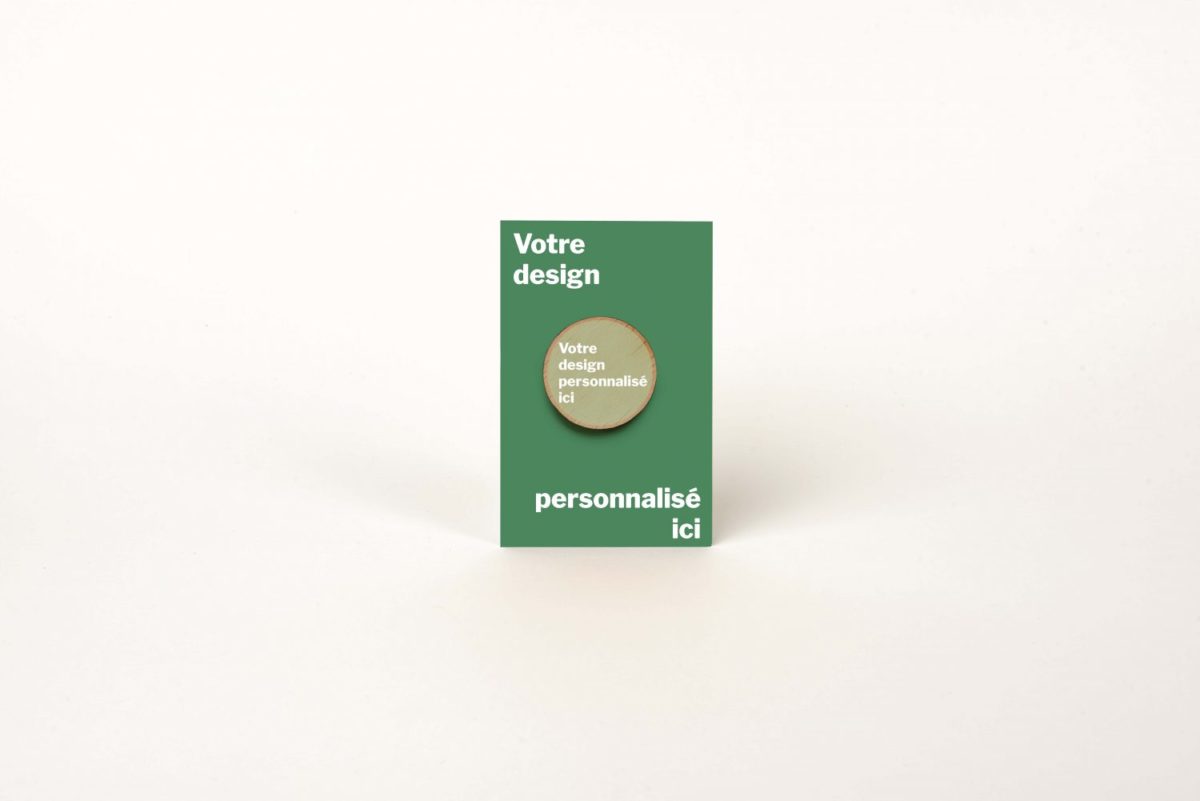 Un Badge rond (pins) vert en bois et français (S,M ou L) - Aimant avec la mention « design permanent » dessus.