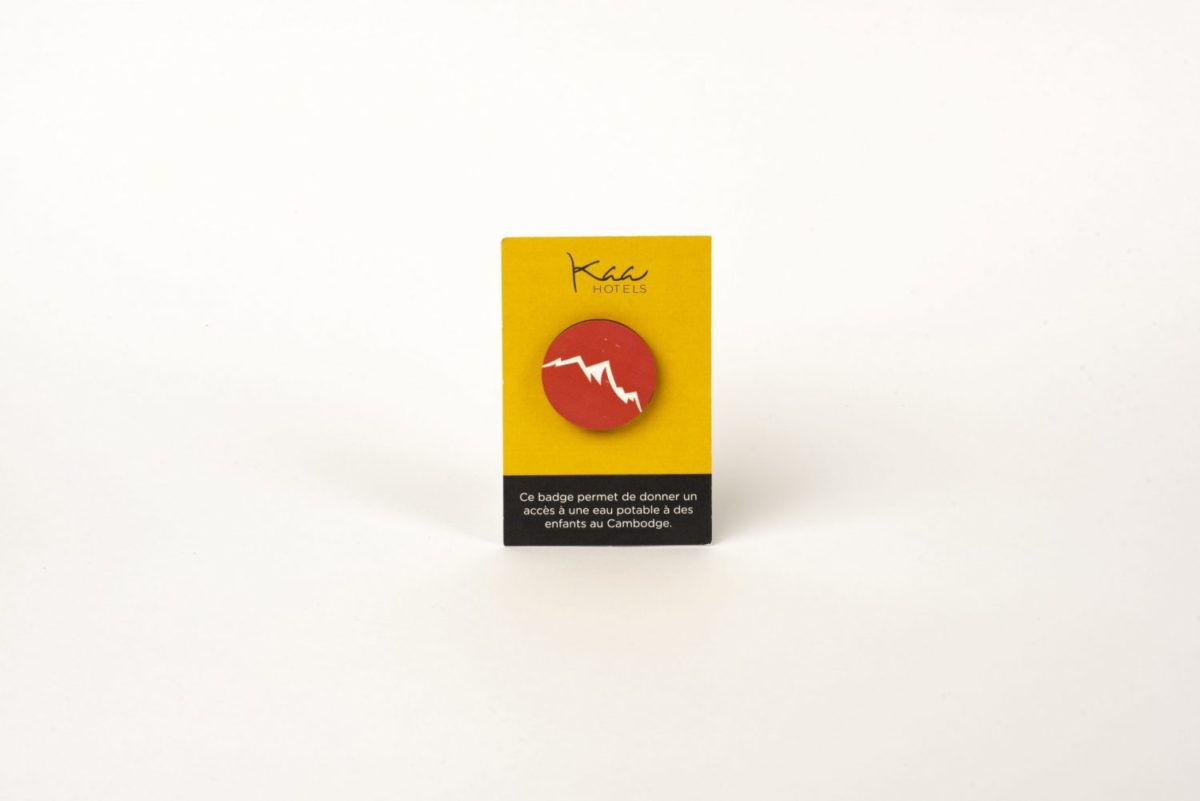Un badge rond en français, en bois et aux couleurs rouge et jaune avec le mot "kiss" dessus inscrit - Badge rond (pins) en bois et français (S,M ou L) - Aimant.