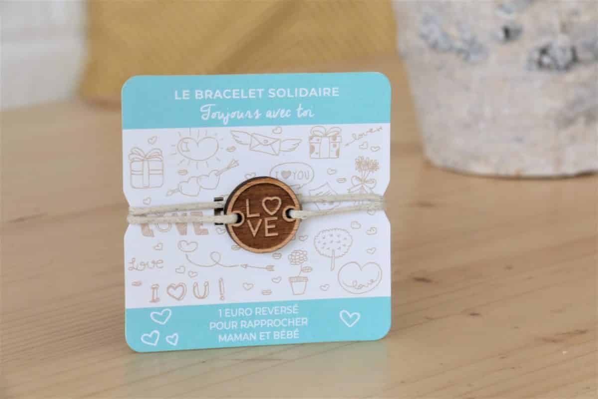 Un bracelet personnalisé Imagine en bois personnalisable et français avec le mot amour dessus.