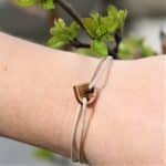 Un bracelet Imagine en bois personnalisable et français avec un coeur en bois dessus.