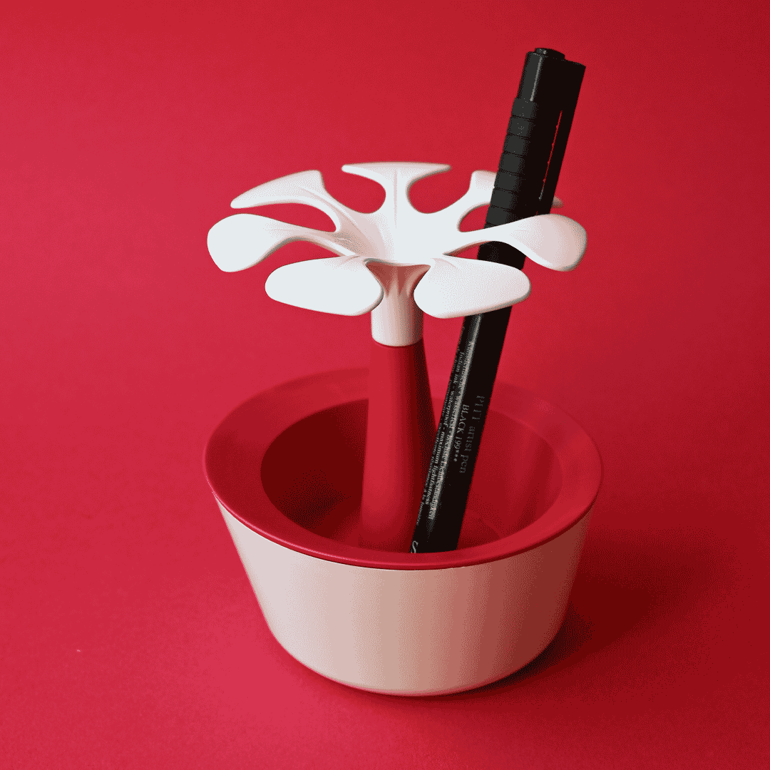 Un pot de crayons en forme de fleurs biodégradables et français sur un fond rouge.