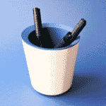 Un pot à stylos XL biodégradable et français sur une surface bleue.