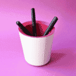 Un Pot à stylos XL biodégradable et français contenant des stylos sur fond rose.