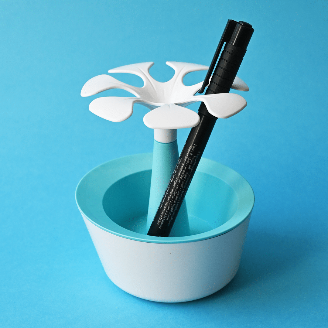 Un Pot de crayons en forme de fleurs biodégradable et français, avec un stylo à l'intérieur.