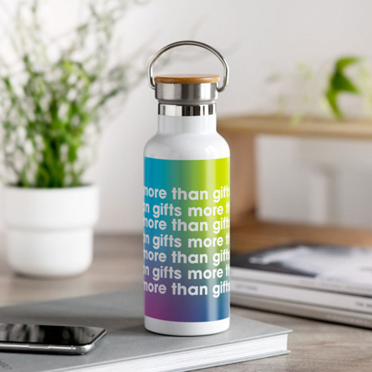 Gourde Isotherme en Acier Inoxydable avec Poignée 500ml Gourde en acier inoxydable. Contenance : 500 ml. Dimensions : 7 x 21 cm. Poids : 273 g. Personnalisation : sérigraphie circulaire (1 couleur), gravure laser, impression numérique 360° (quadri), gravure laser 360°. Zones de marquage : 120 x 200 mm, 80 x 40 mm, 142 x 229 mm. Couleur : Noir, Bleu, Rouge, Blanc, Vert, Orange, Bleu clair, Gris. Origine : Hors-Europe.