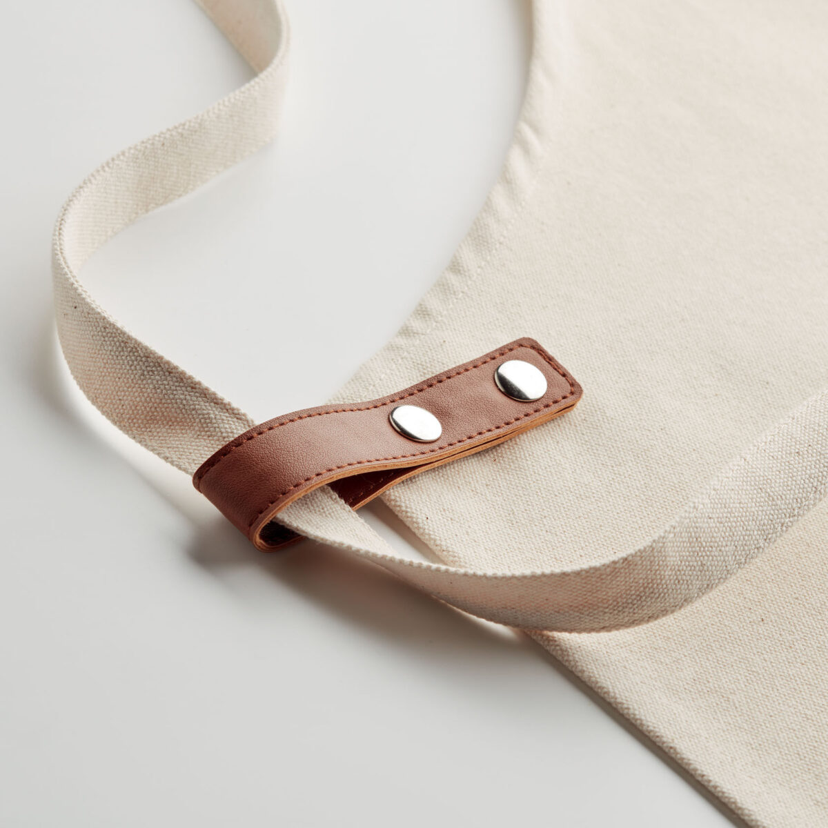 Tablier de Cuisine en Coton Organique Haut de Gamme Personnalisable Découvrez notre tablier de cuisine réglable fabriqué en coton et toile organique de qualité supérieure : pour les chefs ou les amateurs de cuisine !