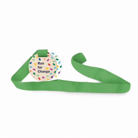 Une médaille en bois personnalisable et française avec une boule de confettis dessus.