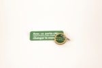 Un porte-clés rond en bois personnalisable et français en vert avec un message gravé dessus.