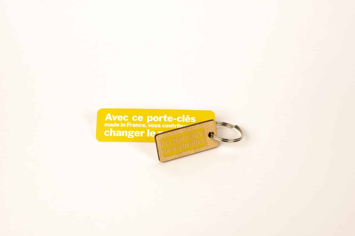 Un porte-clés rectangle en bois personnalisable et français avec un message gravé dessus.