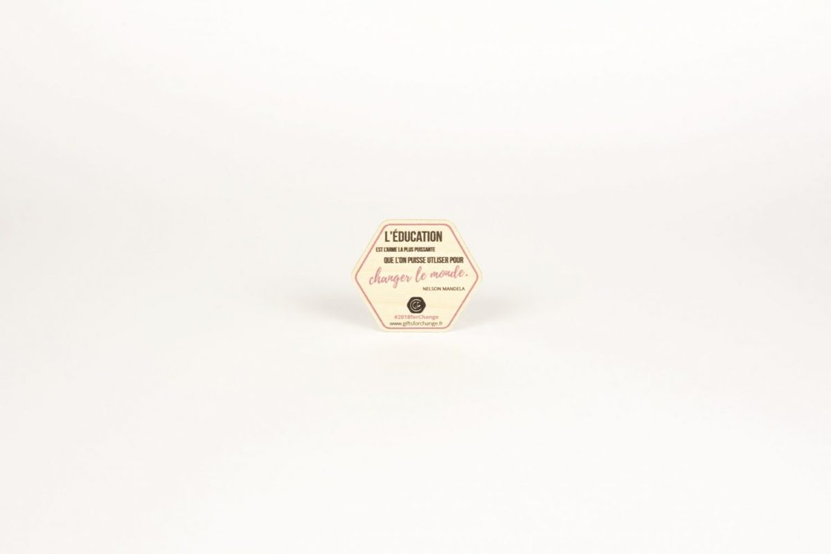 Un petit morceau de Stickers en bois personnalisables et français sur un fond blanc.