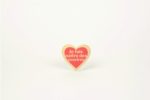 Un Stickers en bois personnalisables et français en forme de cœur avec le message "je suis un valentine".