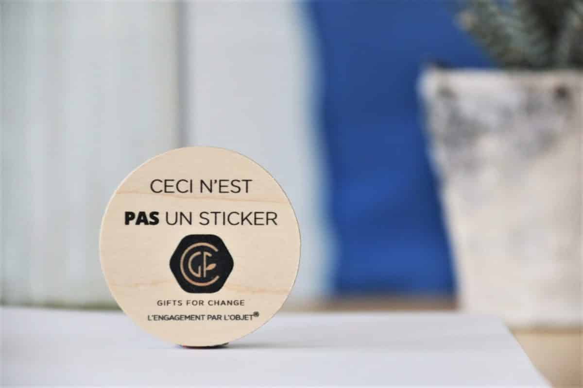 Une plaque en bois Stickers en bois personnalisables et français avec la mention "egg nest pas un sticker" dessus.