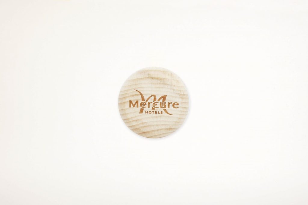 Une plaque en bois en forme de Yoyo avec le mot nippele dessus, personnalisable en Yoyo en bois personnalisable et français.