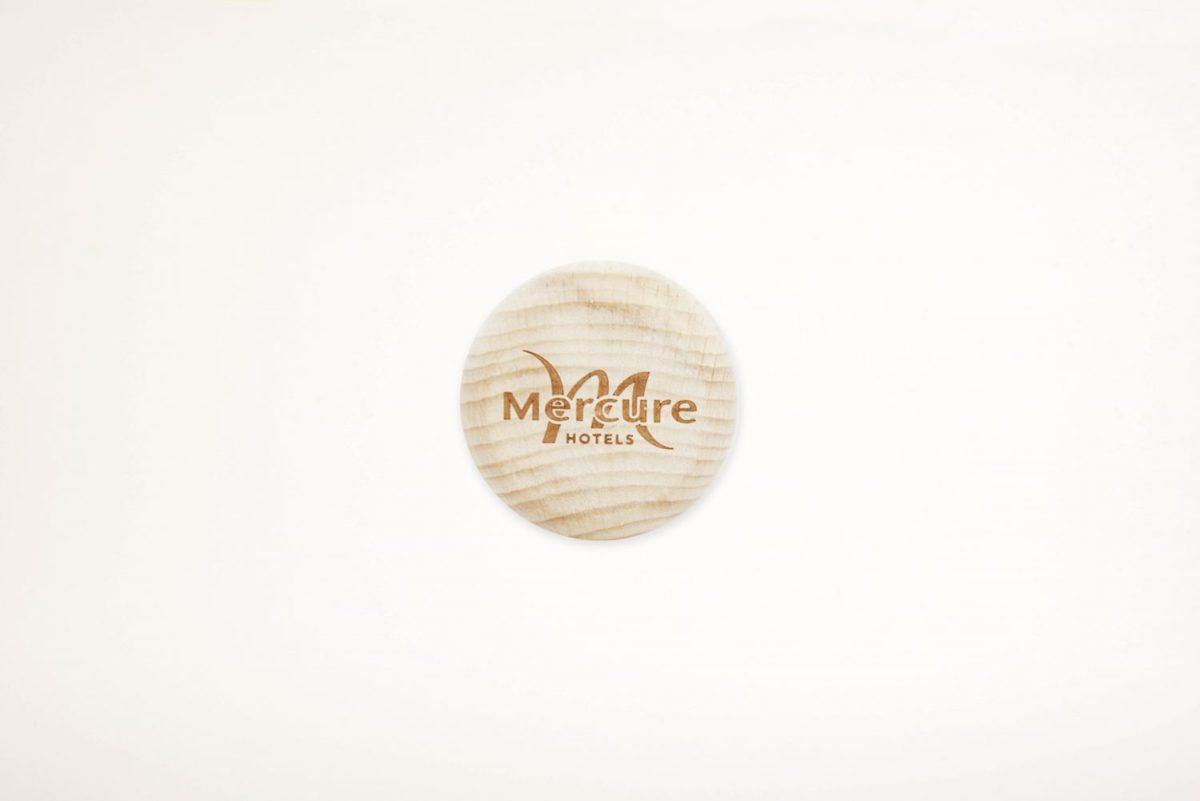 Une plaque en bois en forme de Yoyo avec le mot nippele dessus, personnalisable en Yoyo en bois personnalisable et français.