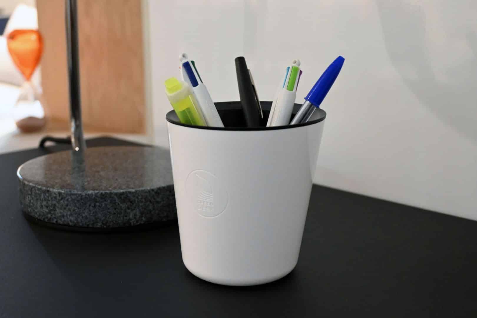 Un Pot à stylos XL biodégradable et français avec des stylos et des crayons.