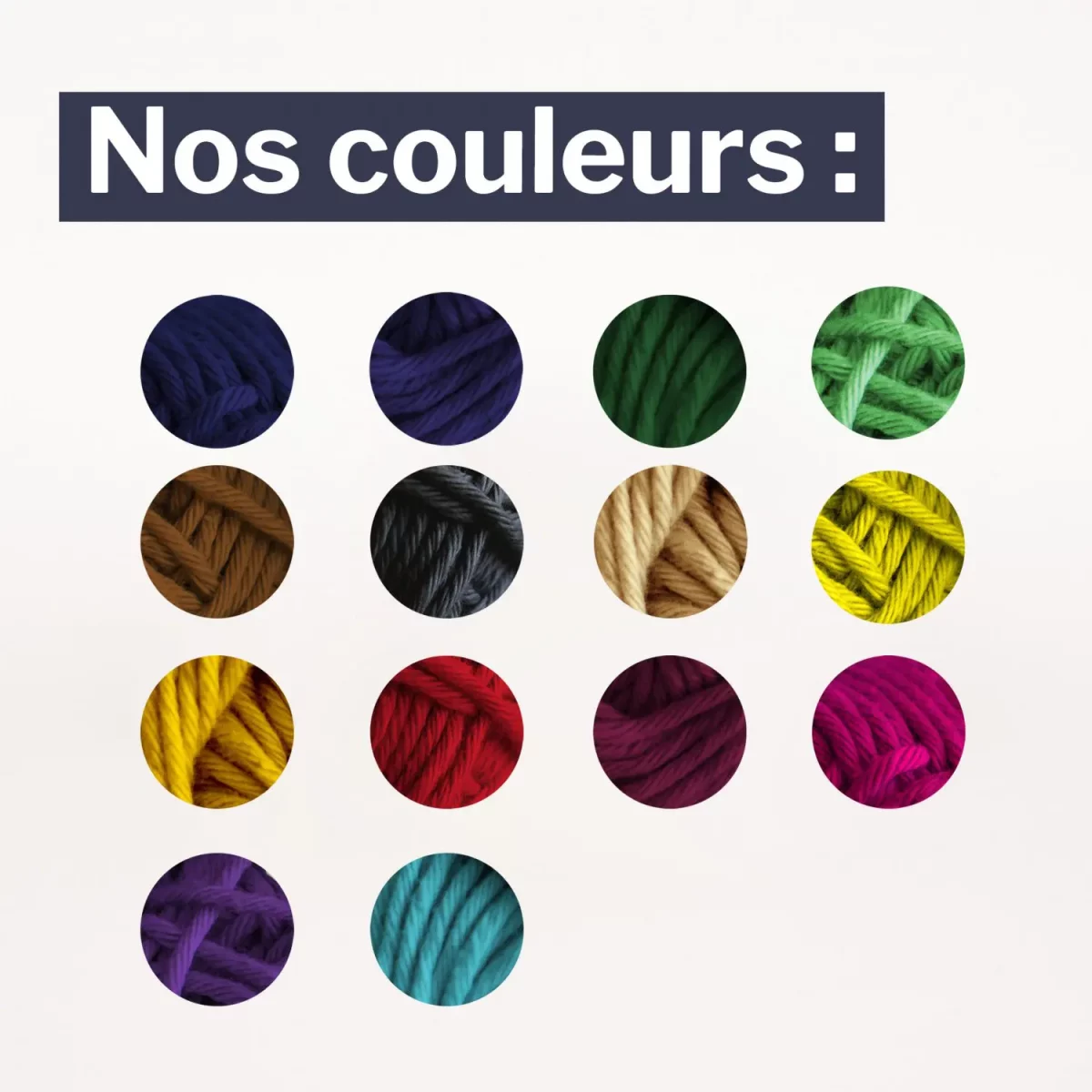 Un Bracelet Mini en bois personnalisable et français composé de fils de différentes couleurs avec la mention no colours.