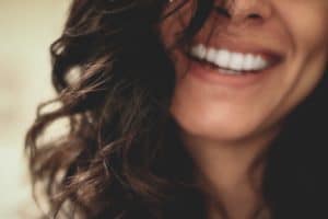 Femme avec des dents blanches qui sourit