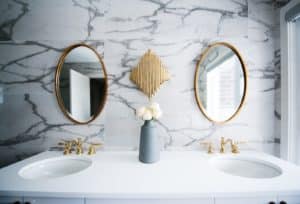 salle de bain avec deux miroir