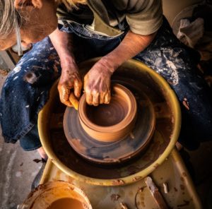 Un artisan potier est en train de façonner un bol, transition écologique