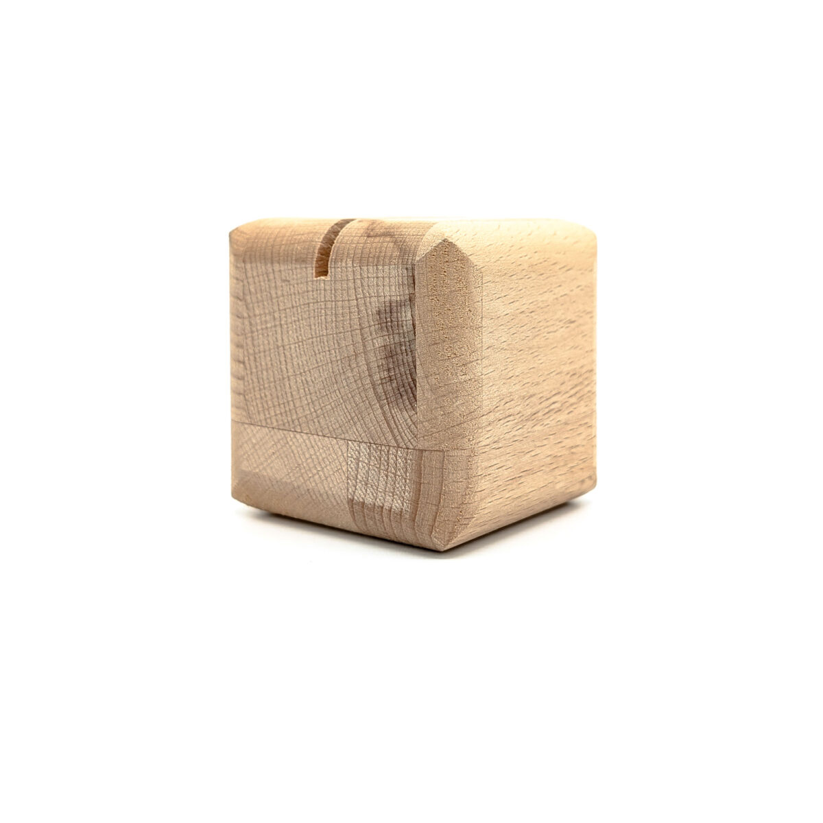 QR Cube en bois personnalisable <strong data-start="371" data-end="399">Cube en bois de hêtre</strong>, personnalisable par <strong data-start="421" data-end="438">gravure laser</strong> sur <strong data-start="443" data-end="458">1 à 4 faces</strong> (<strong data-start="460" data-end="502">zone de marquage : 35 x 35 mm par face</strong>). Dimensions : 60 x 60 x 60 mm – Poids : 230g – <strong data-start="559" data-end="595">Fabriqué en France (Montpellier)</strong>.