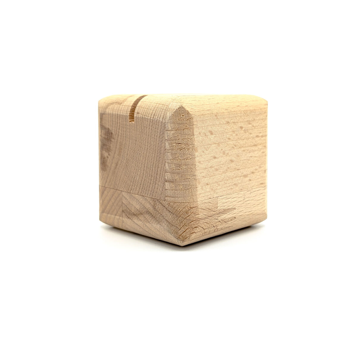 QR Cube en bois personnalisable <strong data-start="371" data-end="399">Cube en bois de hêtre</strong>, personnalisable par <strong data-start="421" data-end="438">gravure laser</strong> sur <strong data-start="443" data-end="458">1 à 4 faces</strong> (<strong data-start="460" data-end="502">zone de marquage : 35 x 35 mm par face</strong>). Dimensions : 60 x 60 x 60 mm – Poids : 230g – <strong data-start="559" data-end="595">Fabriqué en France (Montpellier)</strong>.