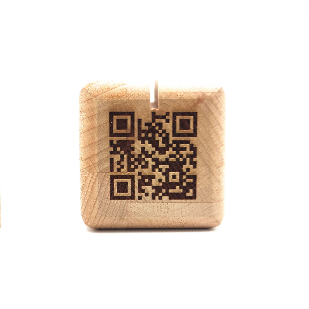 QR Cube en bois personnalisable <strong data-start="371" data-end="399">Cube en bois de hêtre</strong>, personnalisable par <strong data-start="421" data-end="438">gravure laser</strong> sur <strong data-start="443" data-end="458">1 à 4 faces</strong> (<strong data-start="460" data-end="502">zone de marquage : 35 x 35 mm par face</strong>). Dimensions : 60 x 60 x 60 mm – Poids : 230g – <strong data-start="559" data-end="595">Fabriqué en France (Montpellier)</strong>.