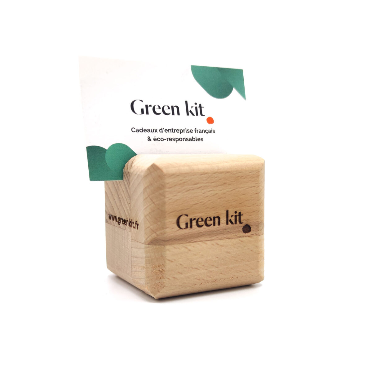 QR Cube en bois personnalisable <strong data-start="371" data-end="399">Cube en bois de hêtre</strong>, personnalisable par <strong data-start="421" data-end="438">gravure laser</strong> sur <strong data-start="443" data-end="458">1 à 4 faces</strong> (<strong data-start="460" data-end="502">zone de marquage : 35 x 35 mm par face</strong>). Dimensions : 60 x 60 x 60 mm – Poids : 230g – <strong data-start="559" data-end="595">Fabriqué en France (Montpellier)</strong>.