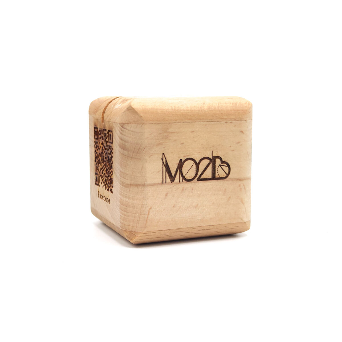 QR Cube en bois personnalisable <strong data-start="371" data-end="399">Cube en bois de hêtre</strong>, personnalisable par <strong data-start="421" data-end="438">gravure laser</strong> sur <strong data-start="443" data-end="458">1 à 4 faces</strong> (<strong data-start="460" data-end="502">zone de marquage : 35 x 35 mm par face</strong>). Dimensions : 60 x 60 x 60 mm – Poids : 230g – <strong data-start="559" data-end="595">Fabriqué en France (Montpellier)</strong>.