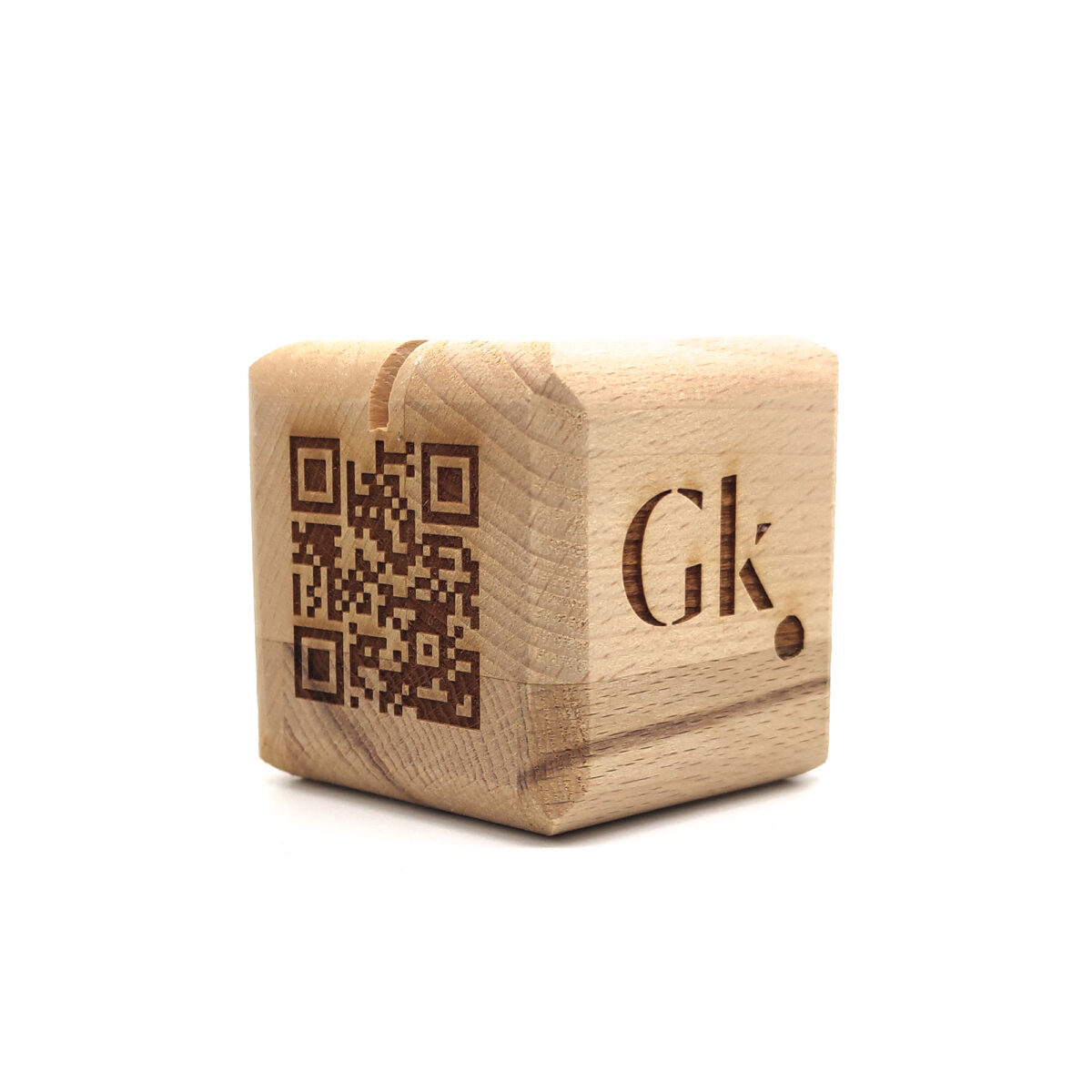 QR Cube en bois personnalisable <strong data-start="371" data-end="399">Cube en bois de hêtre</strong>, personnalisable par <strong data-start="421" data-end="438">gravure laser</strong> sur <strong data-start="443" data-end="458">1 à 4 faces</strong> (<strong data-start="460" data-end="502">zone de marquage : 35 x 35 mm par face</strong>). Dimensions : 60 x 60 x 60 mm – Poids : 230g – <strong data-start="559" data-end="595">Fabriqué en France (Montpellier)</strong>.