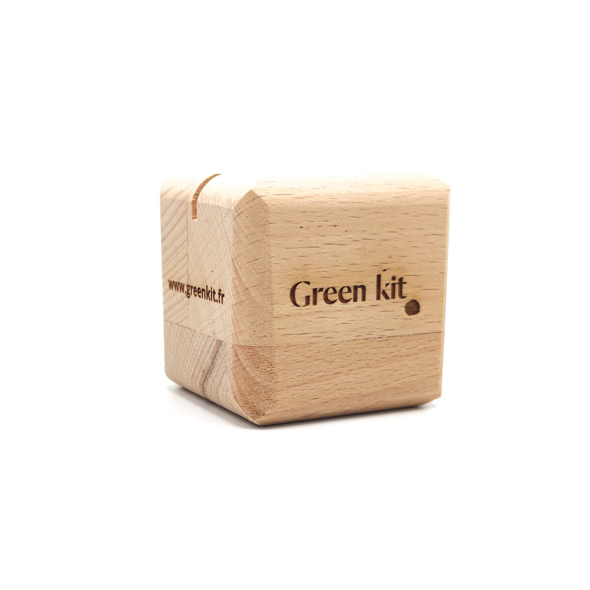QR Cube en bois personnalisable <strong data-start="371" data-end="399">Cube en bois de hêtre</strong>, personnalisable par <strong data-start="421" data-end="438">gravure laser</strong> sur <strong data-start="443" data-end="458">1 à 4 faces</strong> (<strong data-start="460" data-end="502">zone de marquage : 35 x 35 mm par face</strong>). Dimensions : 60 x 60 x 60 mm – Poids : 230g – <strong data-start="559" data-end="595">Fabriqué en France (Montpellier)</strong>.