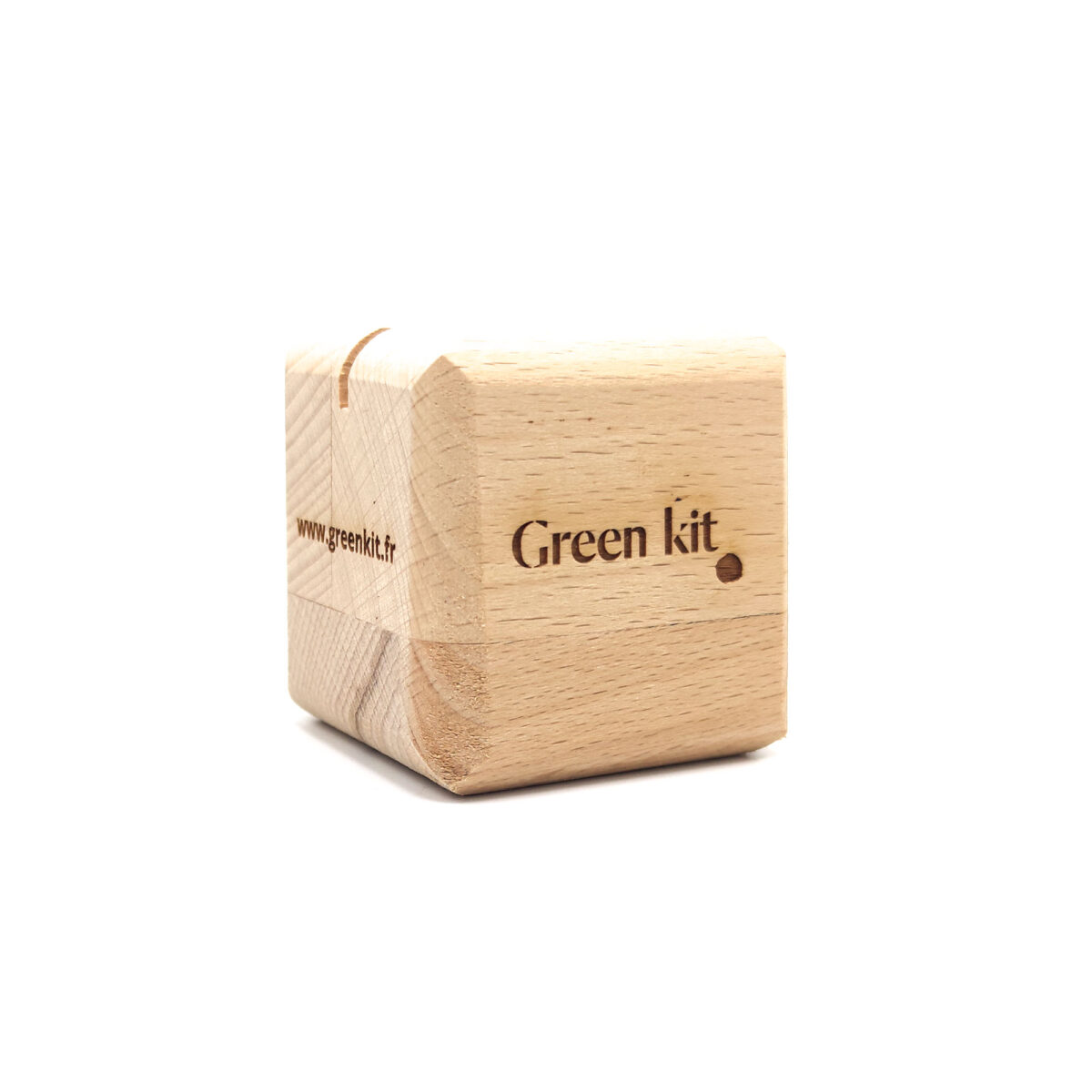 QR Cube en bois personnalisable <strong data-start="371" data-end="399">Cube en bois de hêtre</strong>, personnalisable par <strong data-start="421" data-end="438">gravure laser</strong> sur <strong data-start="443" data-end="458">1 à 4 faces</strong> (<strong data-start="460" data-end="502">zone de marquage : 35 x 35 mm par face</strong>). Dimensions : 60 x 60 x 60 mm – Poids : 230g – <strong data-start="559" data-end="595">Fabriqué en France (Montpellier)</strong>.