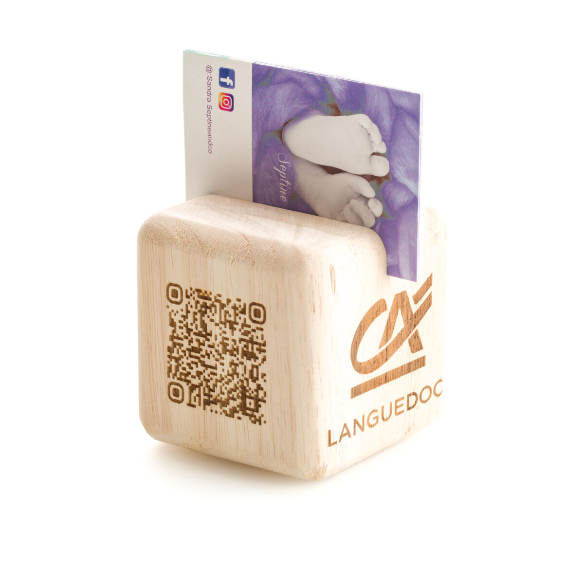 QR Cube en bois personnalisable <strong data-start="371" data-end="399">Cube en bois de hêtre</strong>, personnalisable par <strong data-start="421" data-end="438">gravure laser</strong> sur <strong data-start="443" data-end="458">1 à 4 faces</strong> (<strong data-start="460" data-end="502">zone de marquage : 35 x 35 mm par face</strong>). Dimensions : 60 x 60 x 60 mm – Poids : 230g – <strong data-start="559" data-end="595">Fabriqué en France (Montpellier)</strong>.