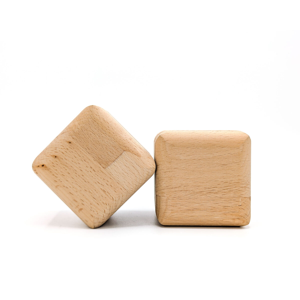 QR Cube en bois personnalisable <strong data-start="371" data-end="399">Cube en bois de hêtre</strong>, personnalisable par <strong data-start="421" data-end="438">gravure laser</strong> sur <strong data-start="443" data-end="458">1 à 4 faces</strong> (<strong data-start="460" data-end="502">zone de marquage : 35 x 35 mm par face</strong>). Dimensions : 60 x 60 x 60 mm – Poids : 230g – <strong data-start="559" data-end="595">Fabriqué en France (Montpellier)</strong>.