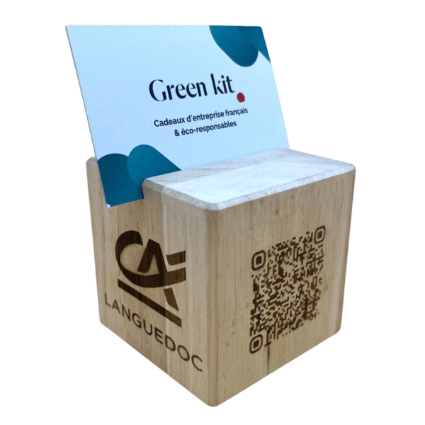 Cube en bois personnalisable avec logo crédit agricole, qr code et carte de visite greenkit posée dessus