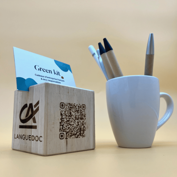 cube en bois personnalisable avec un pot de stylo à coté