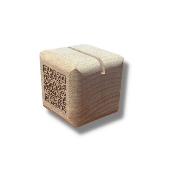 Cube gravé en bois