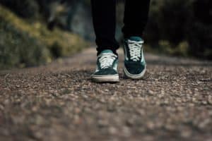 La marche à pied est un bon moyen de se déplacer sur les courtes distances. Privilégier les déplacements à pied plutôt qu'en voiture est un moyen simple de rester en bonne santé tout en agissant pour le climat.