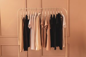 Dressing avec des habits suspendus