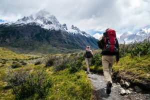 Un couple de randonneurs font de l'écotourisme en montagne