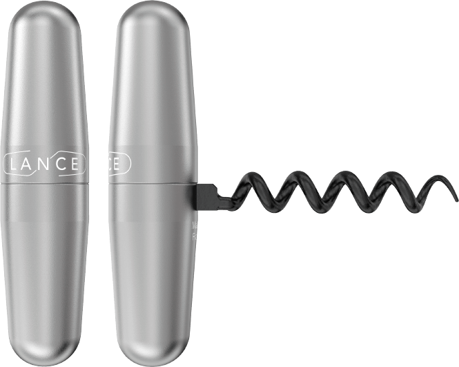 Porte-clé tire-bouchon décapsuleur. Dimensions : 90 x 20 mm. Poids : 58 g. Personnalisation : gravure laser, gravure laser + nominatif. Zone de marquage : 30 mm x 15 mm. Format : standard, avec anneau, avec cordon. Matière : mèche acier revêtue de téflon noir. Couleurs : anthracite, métal, noir, rouge, fuschia, bleu, turquoise, vert, orange, chocolat, bleu blanc rouge. Info utile : très pratique pour vos repas à la plage le soir. Origine : France.